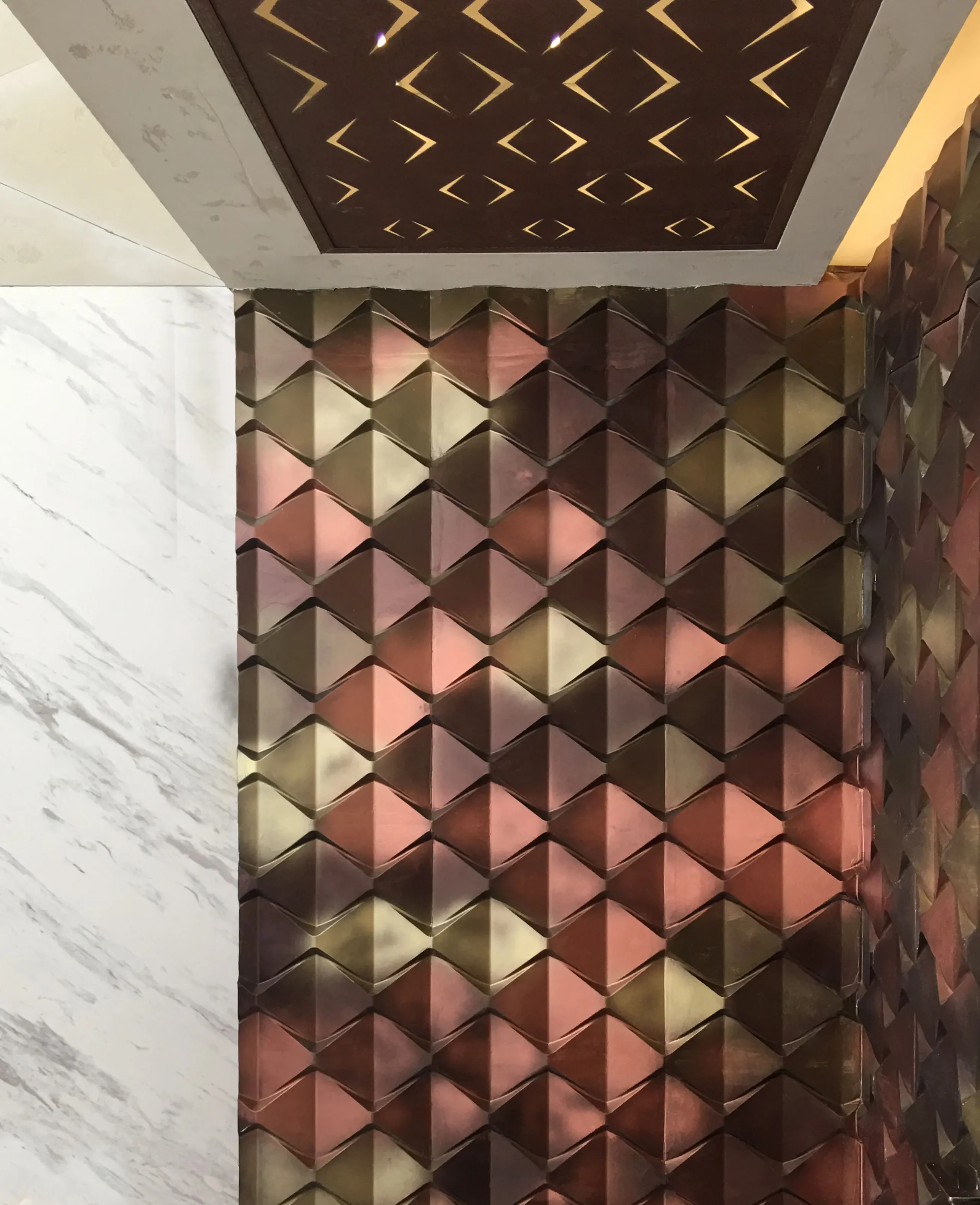 Faceted wall panels shaped by light and colour